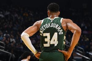 雄鹿該拼死留住字母哥??獨(dú)行俠火箭馬刺給再高的報(bào)價(jià)也不能妥協(xié)