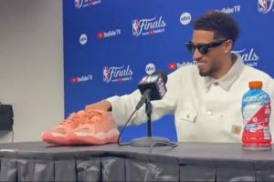 彪馬：????哈利伯頓賽后采訪 直接把個人1代簽名鞋擺上桌面！