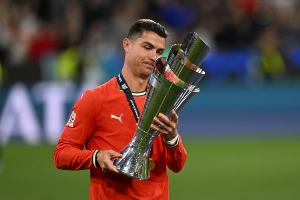 摩根：滕哈赫趕走C羅/馬丁內(nèi)斯讓C羅踢主力，一個被解雇一個奪冠