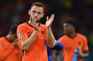 德弗里成第26名為荷蘭出戰(zhàn)75場比賽的球員，距首秀4682天跨度最大