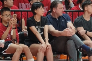 福建伍總和主帥凱撒現(xiàn)身CUBAL賽場(chǎng) 網(wǎng)友稱是觀看華大和北體二番戰(zhàn)