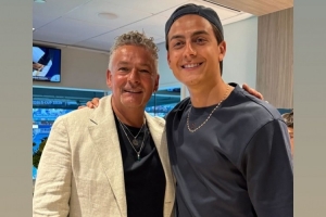 迪巴拉曬與巴喬合照：很高興見到你??