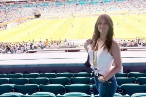 阿隆索妻子現(xiàn)場觀戰(zhàn)皇馬vs利雅得新月：我們的世俱杯征程開始！