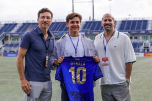 帕雷德斯、迪巴拉造訪邁阿密FC俱樂部，并獲贈(zèng)球衣