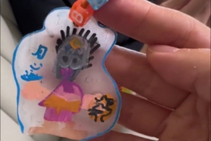 抽象派畫家！糊糊涂涂描繪周琦 后者調(diào)侃：這太丑了吧