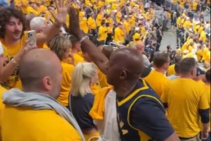 老哈利伯頓退場(chǎng)時(shí)和步行者球迷互動(dòng) 還合影留念