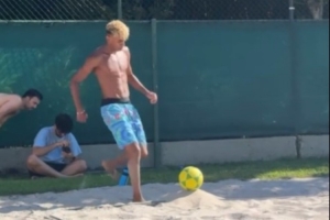 愜意時(shí)光！內(nèi)馬爾社媒曬出和亞馬爾一起在沙地踢球的照片