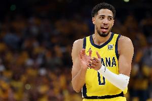 徐靜雨：哈利帶傷作戰(zhàn)勇敢無畏 期待步行者能完成逆襲、鑄就金身