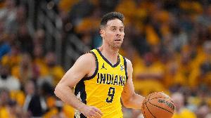 敢打敢拼??麥康納12中6貢獻(xiàn)12分9板6助 4次搶斷與雷霆全隊(duì)持平