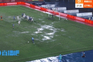 太搞笑了??禁區(qū)內(nèi)水花四濺，南通亂戰(zhàn)破門(mén)，鐵人0-2落后！