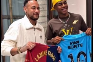 英雄惜英雄！巴薩官方曬亞馬爾內(nèi)馬爾交換球衣合影