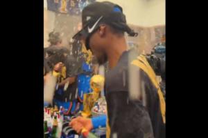 ????香檳時刻！亞歷山大搞了半天??慘遭隊友一通狂噴