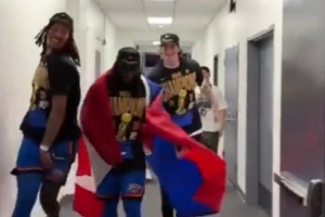 慶祝起來??多特身披加拿大+海地國旗 滿臉笑容走在球員通道