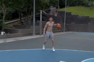 ??刻苦！林秉圣在戶外頂著31℃烈日赤膊上身訓(xùn)練 肌肉線條明顯