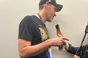 還記得他不！老隊長尼克-科里森現(xiàn)身 雷霆隊史首位球衣退役者