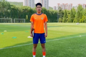 彭嘯領取中乙第13輪最佳球員獎杯：希望用這個獎作為前進動力！