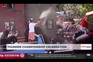 多特在冠軍游行車上開噴香檳 2025年雷霆總冠軍游行拉開帷幕