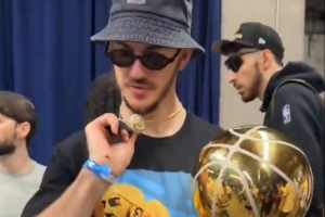 卡魯索參加2025總冠軍游行 還戴著湖人2020年的冠軍戒指