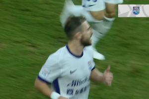 津門虎反擊，阿代米一路推進(jìn)至禁區(qū)內(nèi)推射破門，津門虎1-0領(lǐng)先