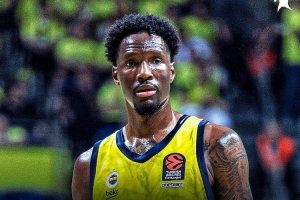 只為追夢(mèng)！海斯-戴維斯在費(fèi)內(nèi)巴切掙200萬歐 進(jìn)NBA買斷費(fèi)100萬歐