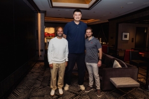 姚明近日現(xiàn)身休斯敦 和火箭總經(jīng)理斯通以及小費(fèi)爾蒂塔合影