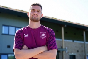 官方：斯圖加特前鋒布魯恩-拉爾森轉(zhuǎn)會(huì)伯恩利，簽訂四年合約