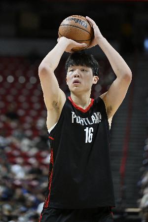 拓媒：楊瀚森現(xiàn)在就是球隊(duì)的門面 我愿稱之為楊瘋狂