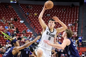 隊(duì)記：楊瀚森前2場(chǎng)表現(xiàn)出扎實(shí)的基礎(chǔ)和適應(yīng)能力 語(yǔ)言問(wèn)題需要解決