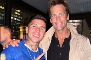 橄欖球傳奇布雷迪觀看世俱杯決賽，恩佐社媒曬合照：??