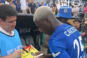 化身簽名機(jī)器！凱塞多世俱杯奪冠后“瘋狂”簽名