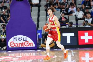 打開(kāi)局面！隊(duì)長(zhǎng)楊力維替補(bǔ)14中5拿11分送8助攻 正負(fù)值+19