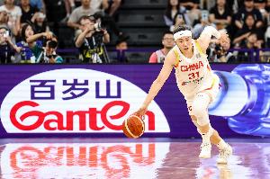 賈賽琪：之前沒戴過發(fā)帶 女籃精神就是場上場下都盡力幫助球隊