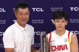 ??楊舒予當(dāng)選本場最佳球員 前中國男籃球員王仕鵬為其頒獎(jiǎng)