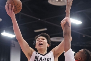 美記：楊瀚森有著和姚明一樣結(jié)實(shí)的下盤(pán) 但他要加強(qiáng)上半身的力量