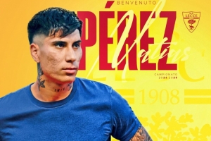 官方：萊切與20歲智利后衛(wèi)佩雷斯簽下“3+2”合同