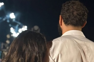 雙冠在手佳人在側(cè)！37歲本澤馬與影星女友看煙花，沙特養(yǎng)老度蜜月