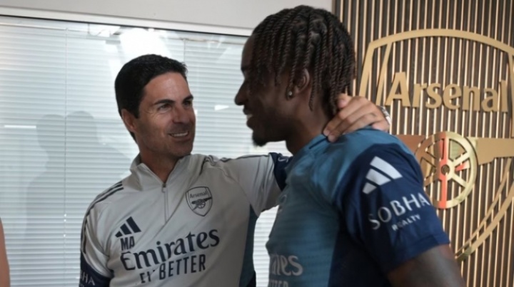 聊了些啥??阿爾特塔攬著新援馬杜埃凱，這愛不釋手的表情藏不住