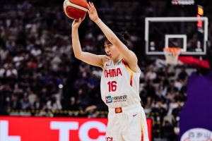 中國女籃上半場(chǎng)三分10中7 羅欣棫5中3&楊力維2中2 韓國女籃10中1