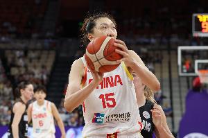 一柱擎天！韓旭上半場8中4得到8分4籃板2蓋帽