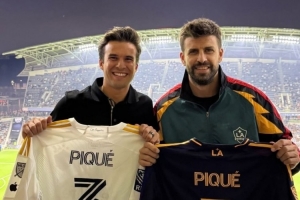 皮克社媒曬與老隊友普吉合照，獲贈洛杉磯銀河球衣