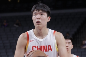 由于周琦情況待定 中國(guó)男籃更需楊瀚森在中鋒位置扮演更重的角色