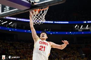 攻防靠譜！胡金秋7中4貢獻(xiàn)12分3板1斷1帽 罰球5中4