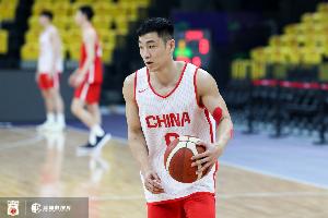 三分三連擊成亮點(diǎn)！高詩巖全場貢獻(xiàn)11分2板 但也有多達(dá)6次失誤