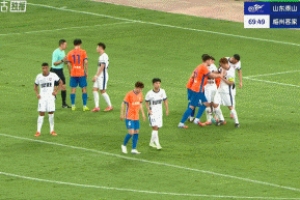 情緒非常激動(dòng)！澤卡角球前放倒廖均健，被出黃牌&下輪踢蓉城停賽