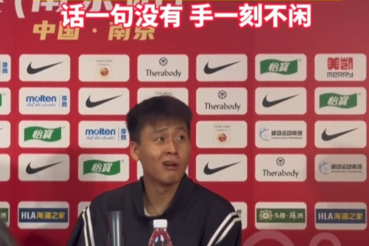 媒體評(píng)趙睿沒(méi)話但手不閑 本人回應(yīng)：我是不該出現(xiàn)在這世界上嗎？