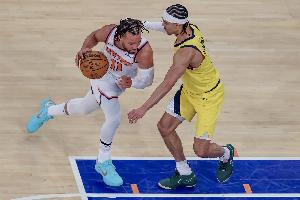 雷蒙看著趙睿的科比6滿眼羨慕 趙睿調(diào)侃：你聯(lián)賽穿不了??