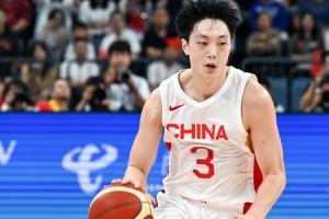 媒體人：胡明軒的全能性讓他成為郭士強信任的球員 他的位置穩(wěn)固