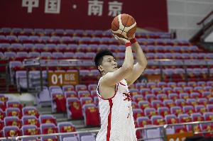 后衛(wèi)最后一席將在徐杰高詩(shī)巖之間產(chǎn)生 雷蒙逐步贏得教練組的信任