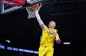 媒體人：廣廈預(yù)計(jì)不會(huì)續(xù)約老將許鐘豪 他將在這個(gè)休賽期離開(kāi)球隊(duì)