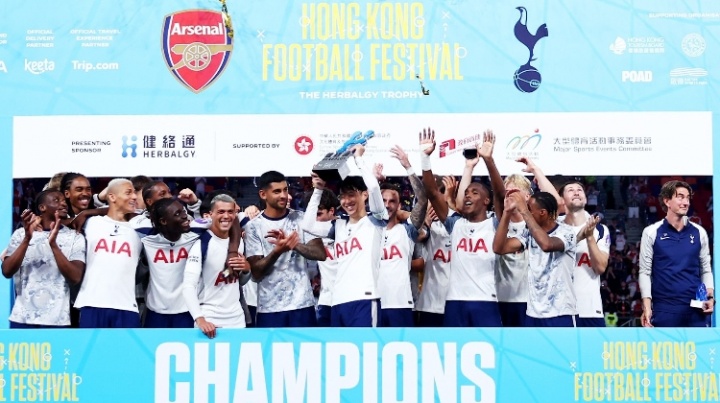 原來(lái)已是告別??前天頒獎(jiǎng)羅梅羅強(qiáng)行為孫興慜戴袖標(biāo)，讓隊(duì)長(zhǎng)捧杯